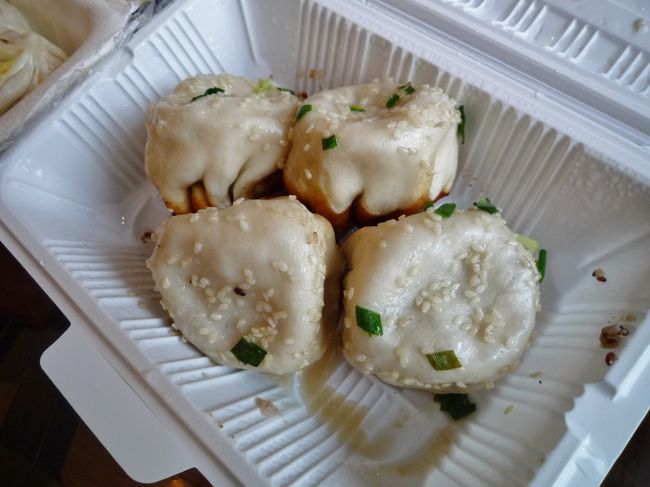 「生煎」4個6元（80円）<br />生煎が案外冷めないのに驚いた！<br />買ってから40分くらい経ってるのに肉汁が十分熱い！旨い！<br />しかもちゃんと皮がカリッとしてた！<br /><br />うーーん恐るべし生煎の底力。見直した！<br />テイクアウトおやつの中では最強レベルじゃないだろうか。<br /><br />