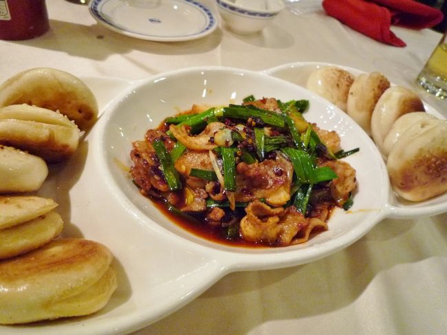 三日目夕食は変面劇で有名な四川料理店へ。<br />『巴国布衣　長寧店』<br />http://www.shanghainavi.com/food/314/<br />予約していったけど、してなくても大丈夫そうだったかも。<br /><br />「回鍋肉」　小さなバンズ８個つき。<br />あまり期待しないでバンズに挟んでパクリとしたら驚！<br />なんじゃこりゃ！おいしっっ！<br />奥行きのある辛さにカリッとした豚肉が秀逸！<br />劇だけかと思ったらこの店なかなか侮れんな。