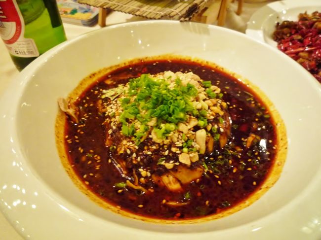 「口水鶏」　鶏肉の辣油漬け<br />真っ赤な見た目ほど激辛じゃない。<br />計算された複雑な辛さが柔らかい鶏肉に絡んでおいしい。<br />B級四川料理とは一線を画す高級四川の味。<br />高そうな味がする。<br /><br />