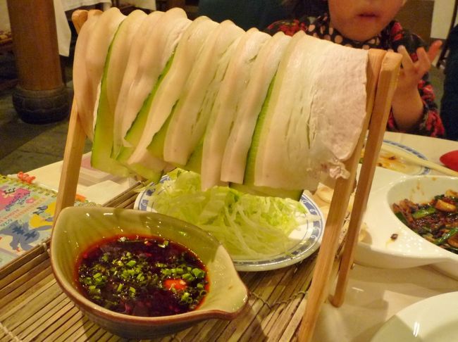 「蒜泥白肉」　豚薄切り肉のニンニクソース<br />物干し竿にキュウリ、豚肉、キュウリ、豚肉、キュウリ・・・が干された状態で登場。<br />かなりの率で他のテーブルにも。<br />よく出るメニューだから作り置き？ちょっと乾燥しているような・・・