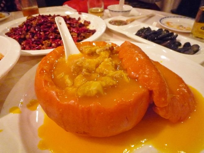 「南瓜排骨」　カボチャのスペアリブ蒸し<br />くりぬいたカボチャに柔らかく蒸したスペアリブが入ってます。<br /><br />9歳児がいるし辛くない一品を、と思って頼んだのに超不評で撃沈した〜〜（涙）<br />大人にも子供にも甘すぎた。