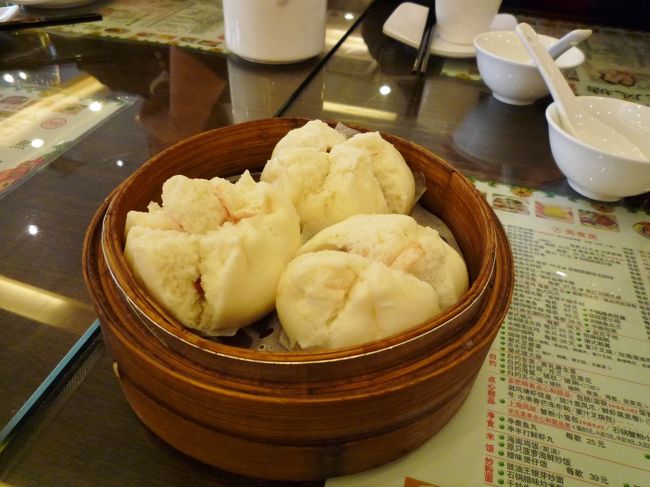 早くも４日目朝の上海ラスト飯〜（涙）<br />今朝は友人親子にホテルの朝飯キャンセルさせて５人で『避風塘　錦江店』へ。２日目朝にも行ったところです。<br /><br />「叉焼包」　チャーシュー肉まん　<br />フッカフカの皮♪<br />しかし恐れていた通り、叉焼が大陸的な甘い味付け。。。<br />叉焼まんは本場中国では甘いものなんでしょうね。日本が間違ってるんでしょうね。<br />でも口に合わない物は合わない・・・<br />