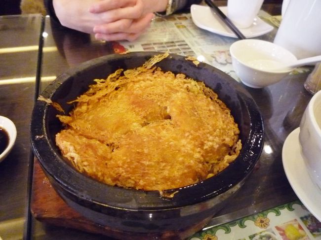 「石鍋蟹粉小龍包」　32元（440円）<br /><br />これもおととい食べたメニュー。<br />底を焼いた小龍包が逆さまになってます。<br />小龍包自体は破れてなければジューシー。<br />でも石鍋の底に油が溜まっててかなり油っこい・・・<br />