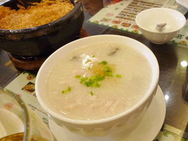 「皮蛋痩肉粥」　皮蛋と豚肉の粥<br />米粒の崩れたとろとろ広東粥タイプ。<br />鶏ガラダシが効いてて飲みすぎの翌朝の体に染み入ります〜〜<br />