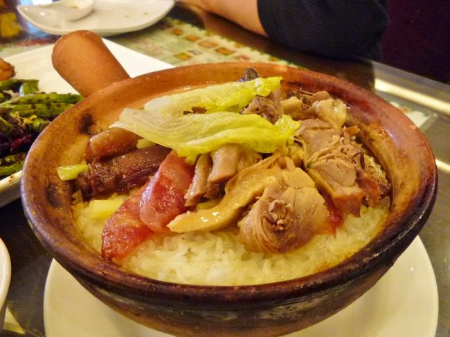 「?仔飯」<br />焼豚、焼ダック、腸詰、スペアリブなどが乗っかった土鍋ご飯<br />お肉から染み出た塩気のある脂がご飯に染みておいしい♪<br />おこげが嬉しいね♪<br /><br /><br />