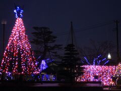 17：00　見附市街路樹イルミネーション

市役所の前の通りがイルミネーションで彩られています。

見附市役所駐車場を利用（無料）