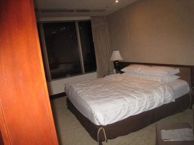 こちらがメインベッドルームです。<br />大きなテレビと素敵なバスルームです。