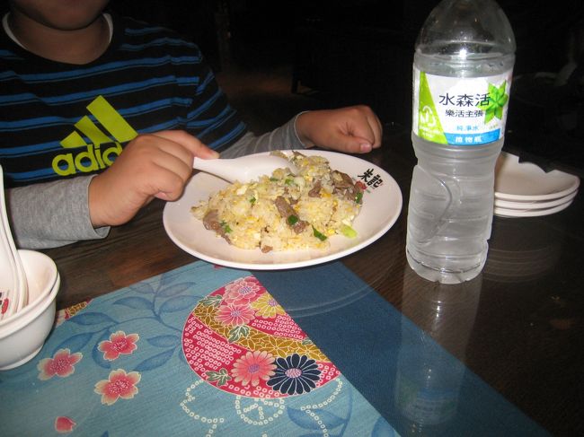 息子はチャーハンを食べました。<br /><br />この日はそうはいっても疲れてすぐに寝てしまいました。