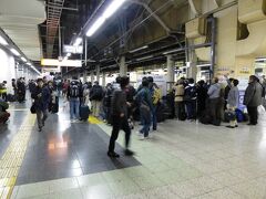 上野駅１３番ホームに人だかり。