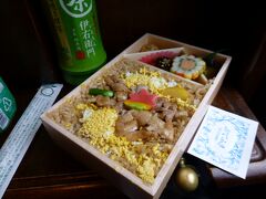 花善の「鶏めし弁当」８５０円
炊き込みご飯が、さっぱり系でいい鶏の出汁が出ていて非常に美味しかったです。