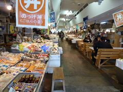 昼食は古川市場の「のっけ丼」
食券（１０００円or５００円）を買って、市場内をめぐりネタを乗っけてもらうシステムです。