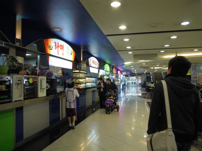 で、フードコートへ<br /><br />正直期待してなかったのですが、、、