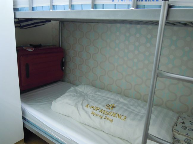 覚悟してたけど、狭いよ狭いよ！<br />スーツケースが部屋で広げられないよ！<br />こうやってベットの端にスーツケースを置くくらいの狭さ（笑）