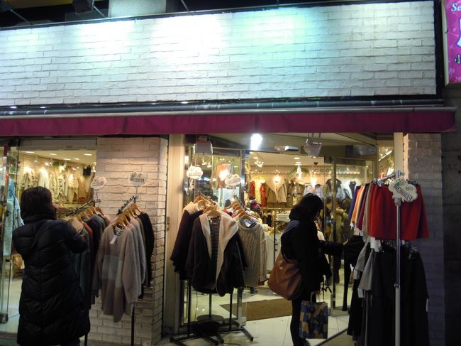 いつもの通りで服を物色