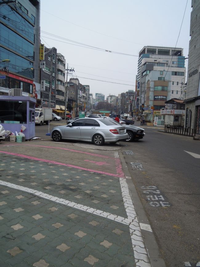 気を取り直して、弘大を満喫しよう<br />ここは駐車場通りの始まり（終わり？）