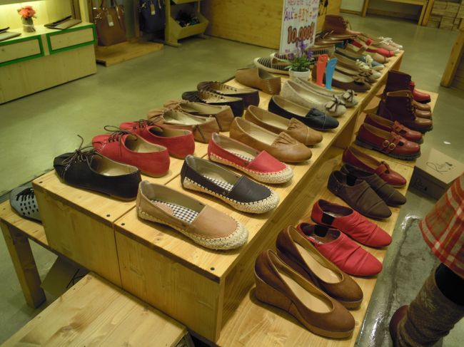 前回、江南で買わずに後悔してた靴が！<br />ここではセールに（涙）<br />出会えてよかった〜<br /><br />ちなみに明洞店では靴は完売でした