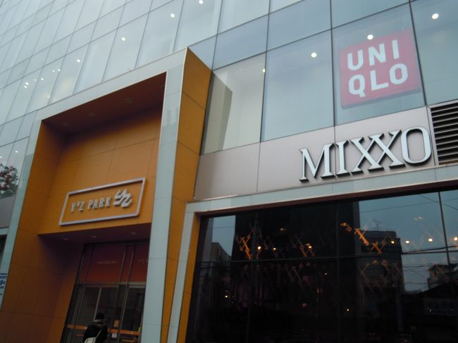 向かいにはデパート<br /><br />ユニクロとか本屋等が入ってます