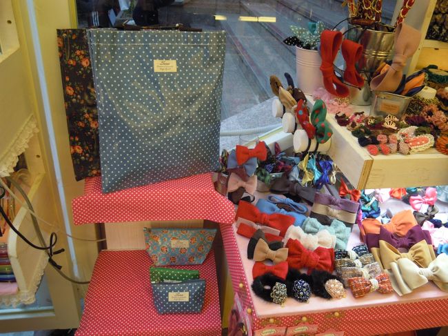 弘大入口駅付近でUターンして、<br />NANTA劇場へ向かう<br /><br />道中見つけた可愛いお店<br />キャスもどきがいっぱい！！