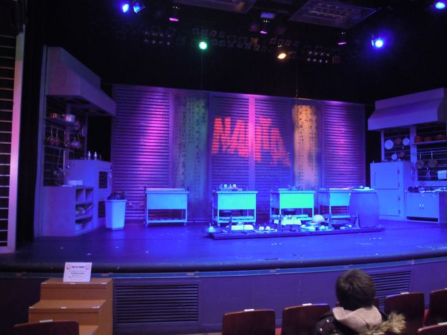 さ！<br />初めてのNANTA、ワクワクです<br /><br />コネストさんで、1ヶ月前から予約してたおかげで、<br />前から2列目の席でした！！<br /><br />ものすごいクッキングパフォーマンス（？）で盛り沢山でした！！<br /><br />客席から花婿、花嫁が選ばれ、舞台に上がるシーンがあるのでしが、<br />なんと、Earthが花婿役に（驚）<br />初対面の女性（国籍不明）と、なんと、<br />結婚してしまいました〜<br /><br />公演中は写真撮影禁止なのでお見せできないのが残念ですが、<br />とてもいい思い出になりました<br />帰りに記念品として、写真を頂けましたよ！