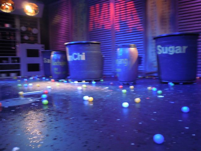 公演終了後、食材と水とボールが散らばってます（汗）