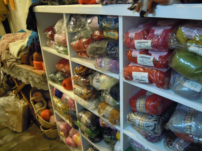 ★KATE★<br /><br /><br />朝行った時は閉まってましたが、<br />さすがに夜は開いてましたあ（笑）<br /><br />ですが、服屋の方の一口は閉まってて、<br />カフェの方から入りました