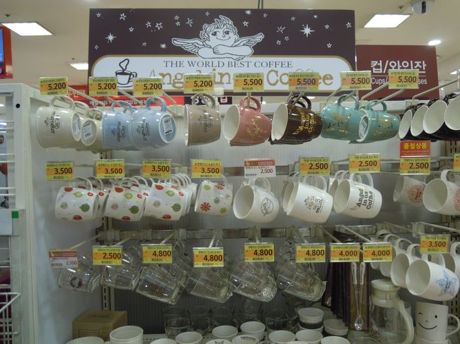 ソウルにあるエンジェルなんとかってカフェのマグ<br /><br />欲しかったけど、<br />NANTAで今回買ったので諦める