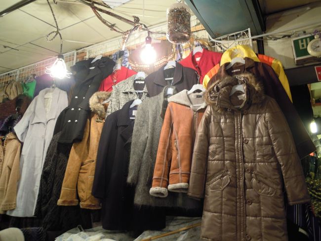 ★広蔵市場の2Fの服屋のエリア★<br /><br />今回、初めてPeleのスマホがWiFiにつなぐことができ、<br />snowちゃんとメールのやり取りが出来ました！！<br />ここに古着屋があるとの情報をもらい、早速行ってみたのですが、<br />古着屋は見つけれず、、、でも、<br />こんな面白いエリアにたどり着けました！