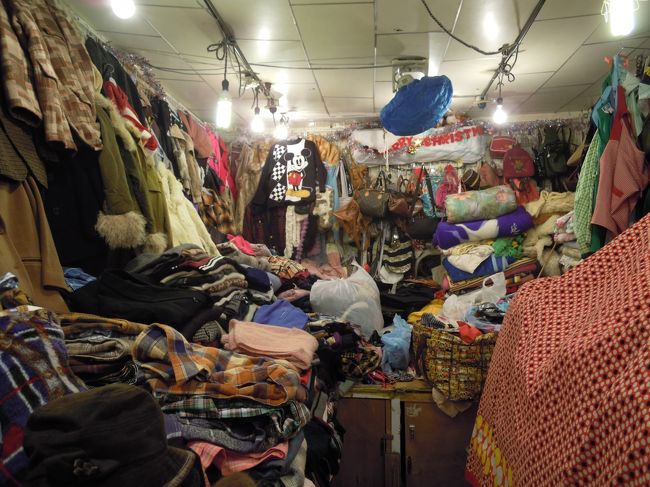 こんなところにお客さんは来るのか？<br />とも思いましたが、店員さんもそれぞれいて、<br />しかもお安い！！<br />しばらくEarthと物色〜