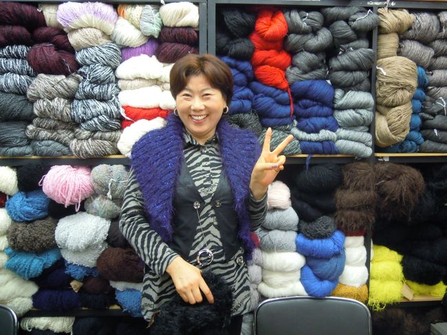 ★東大門総合市場★<br /><br /><br />B1の毛糸屋さん<br />ここも前々回来たお店で、<br />今回も同じ糸と他にも数カセ買う<br /><br />5Fではフラフラせず、<br />前回行って「これ！」と思ったものを買う<br />でも、なかなかまだすらすら行けず、<br />「ここはどこ？」状態になりますね（笑）