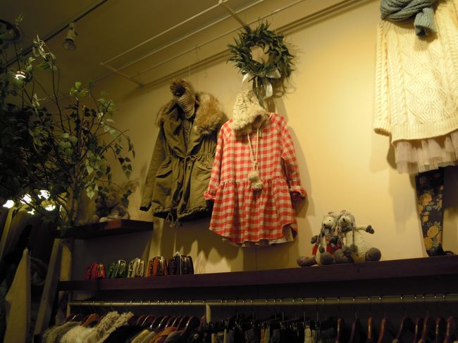 ここのお店も含めて、このフロアは可愛い〜服が多いです