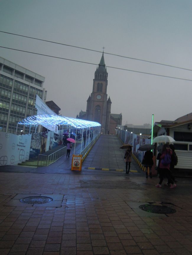 荷物が多くなったので、タクシーで移動＞今回初めて<br /><br />鐘路5街→明洞　3400W<br /><br /><br />★明洞大聖堂★<br /><br />