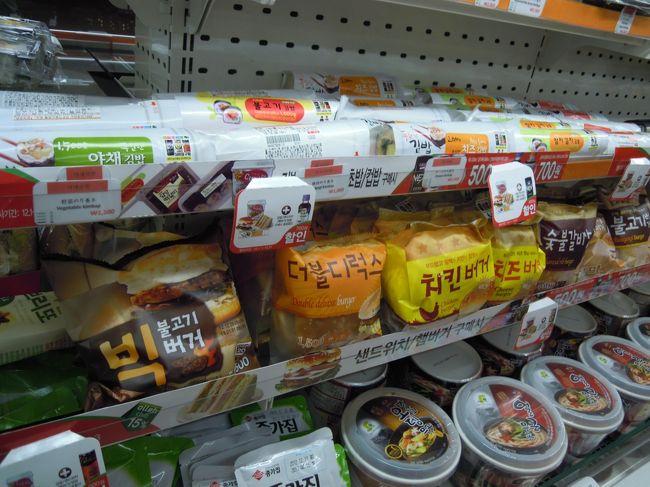 おにぎりや、キンパ、お菓子を買い込みます<br />そのために大きな袋を毎回用意してるのです！