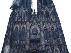そして正面に到着した。
(Koelner Dom)世界遺産/1880年完成。

やっぱり大きいその姿！
世界最大級のゴシック建築物なんだそう。
カトリック教会で高さは１５７ｍもある。
これでもかってくらいゴシックな姿。
空に空に伸びていくかの様。