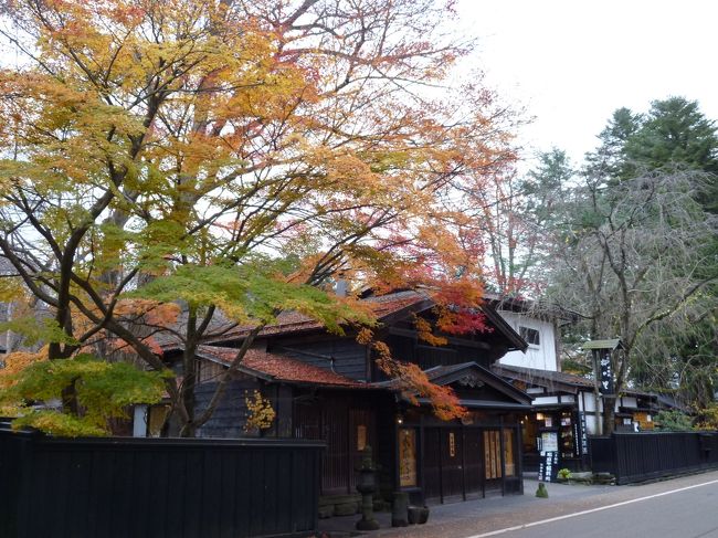 ２日目は、角館へ。<br /><br />田沢湖駅からバスで３５分位で角館駅に着きました。<br /><br />角館駅から散策！<br /><br />武家屋敷を見てまわりました。<br /><br />まだ紅葉が見られる所も！きれいでしたよ。<br /><br />お土産屋さんも沢山あり<br /><br />歩いていて楽しかったです。