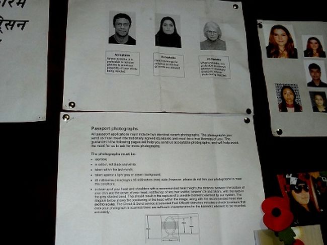 [Day0 #2 - ビザ写真の準備]<br /><br />　申請書には、顔写真を一枚添付する必要があります。注意が必要なのは、その写真のサイズが２インチ四方と、かなりデカイことです。ただ、全くの正方形でなくても受け付けてくれるようで、ビザセンター手前の代行屋には、許容範囲の写真サンプルが掲載されていました。