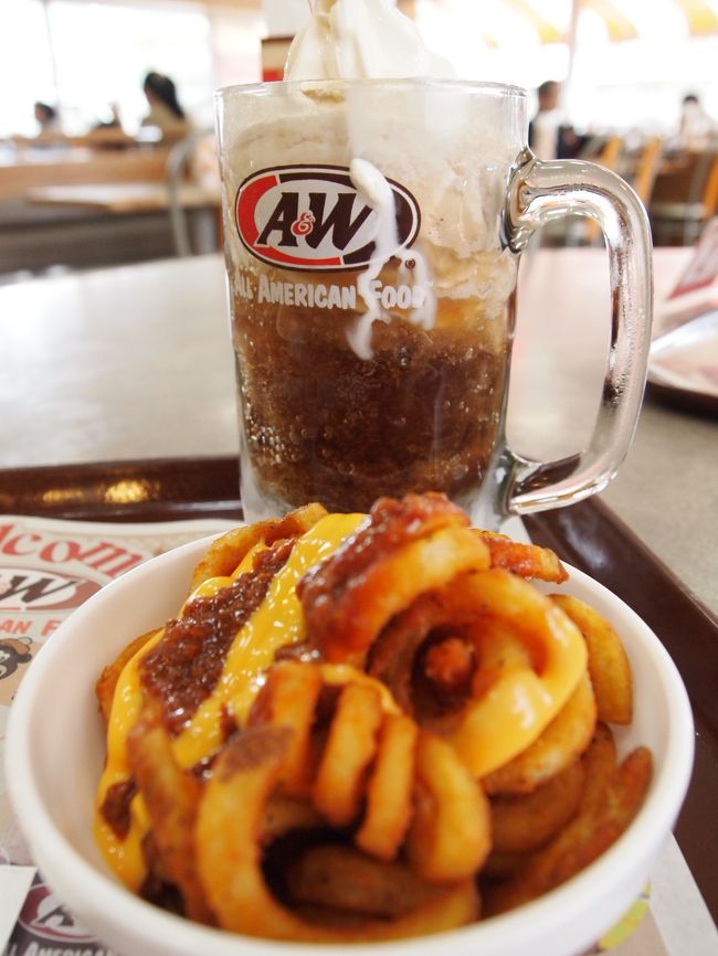 遅めの飛行機で沖縄にはお昼過ぎに到着。<br /><br />Ａ＆ＷかＪＥＦか悩んでＡ＆Ｗへ。<br /><br />コーヒーフロートとカーリーフライで沖縄モードに！<br /><br />それにしてもカロリー高そう。