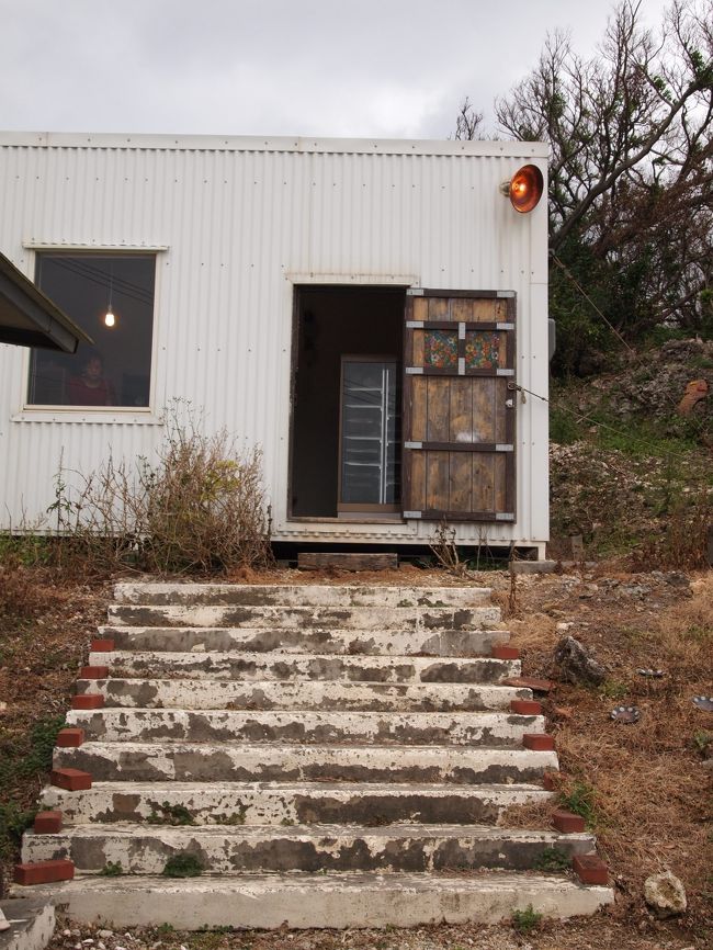 まずはレンタカーで読谷へ。<br /><br />今回はいくつか焼き物を見に行きます！<br /><br />オシャレなプレハブ小屋。