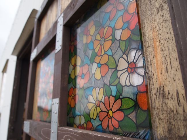 若い方々がガンバっていました。<br /><br />お店の入口もこんなにオシャレ。<br /><br />お店からは遠く、海を見ることができます。