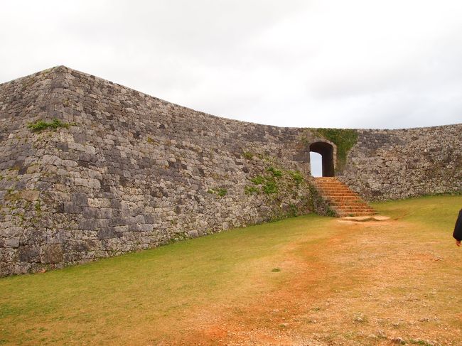 琉球で最も古いと言われている石積みの門があります。<br /><br />世界遺産です。