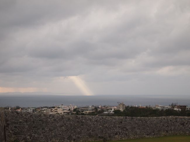 高台にあるので海を見渡すことができます。<br /><br />あいにくの天気で残念な海。<br /><br />遠くに光が・・・何か降りて来てる？