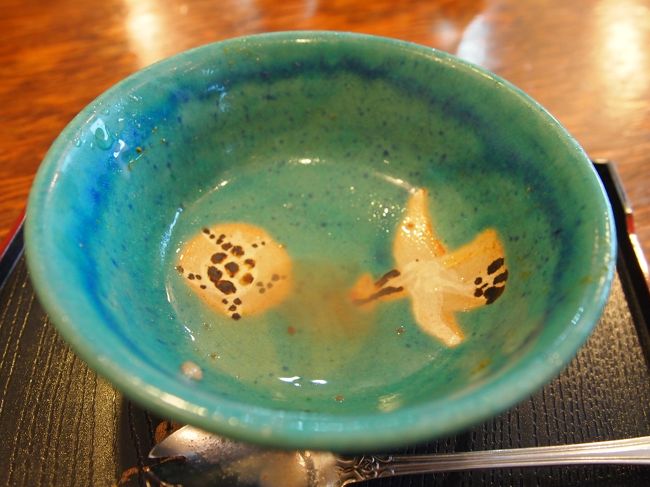 ぜんざいを食べ終わると器の底には鶴と亀のイラスト。<br /><br />おめでたい！<br /><br />お店の名前も鶴亀堂。