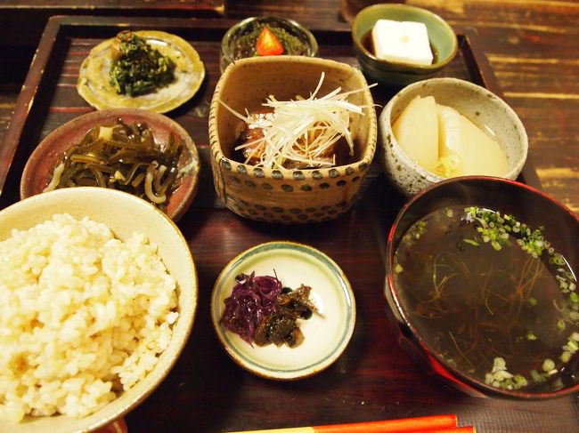 沖縄を代表するお料理ラフテーをはじめ、<br /><br />島野菜をたっぷり使った料理がバランスよく並びます。<br /><br />身体の中が喜んでいる感じを実感！