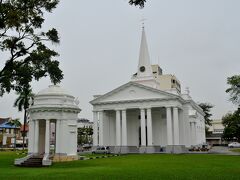 セント・ジョージ教会
東南アジアで最初に建てられた英国国教会の建物です。
1818年完成。大理石の床と尖塔が特徴のマドラス・スタイルの建築と緑豊かな教会の佇まいが、英国そのままの雰囲気を漂わせています。