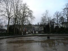 ブリュッセル公園、後方は国会議事堂

池に水はなく、あまり整備されていない公園でした。