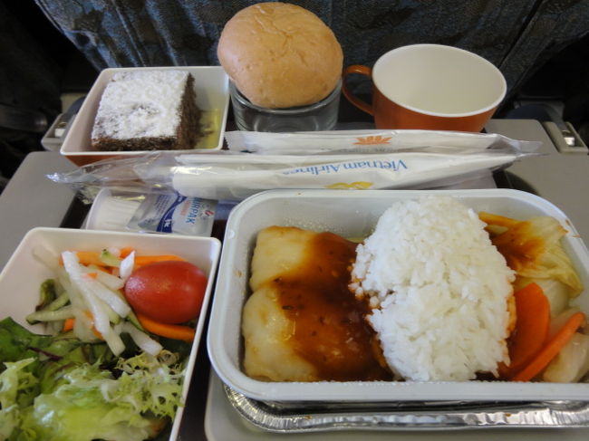 行きの機内食<br /><br />ベトナム航空VN835　香港→ハノイ<br />エコノミークラスその２