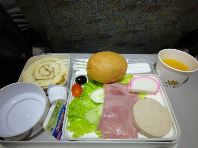 行きの機内食<br /><br />ベトナム航空VN591　ハノイ→シェムリアップ<br />エコノミークラス<br /><br />選択肢はなく、全員にこちらが・・・<br /><br />こんな機内食初めて見た〜！！<br />