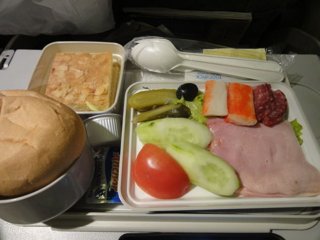 帰りの機内食<br /><br />ベトナム航空VN846　シェムリアップ→ハノイ<br />エコノミークラス<br /><br />こちらも選択肢はなく、全員にこれが。。。<br />さすがに2度目ともなると、衝撃度は減りますが、<br />でも、二人してウケまくった機内食でした。<br /><br />