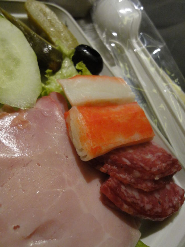 注目すべきは行きのかまぼこ、<br />帰りのかにかま、かな？爆<br /><br />それぞれ素材のお味は美味しいのですが、<br />どうしたらいいのか？ちょっと困るミールでした。笑<br />