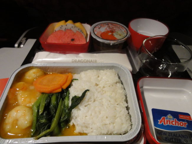 帰りのフライト<br /><br />最後のセクターのみ、ドラゴン航空利用。<br /><br />KA294　ハノイ→香港<br /><br />機材はこちらもA320<br /><br />エコノミークラス機内食その１