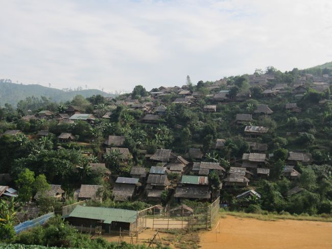 途中のミャンマー人のキャンプ。